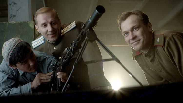 Review phim AK 47 – Kalashnikov (2020) – Chuyện về vũ khí huyền thoại